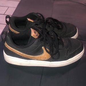 I’m saling shoes the brand is nike the size is 6.5 the colors black and white